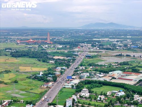 Trên địa bàn phường Long Phước, ga S17 dự kiến được xây dựng tại khu vực nút giao T1 với Quốc lộ 51.