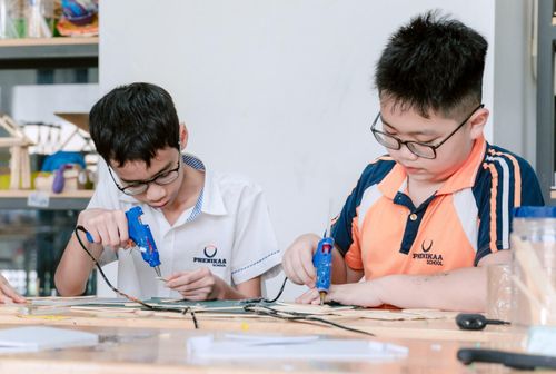 Học sinh cần được làm quen với STEM ngay từ bậc THCS, THPT. (Ảnh minh hoạ: Phenikaa)