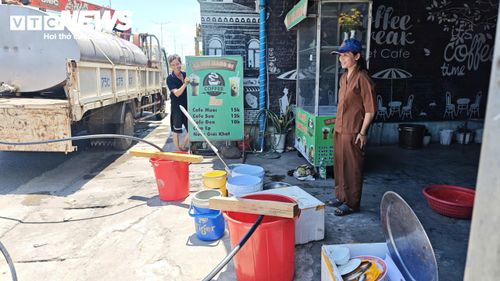 Người dân mang xô, chậu ra trước nhà để hứng nước sạch sinh hoạt và rửa đống bát đũa đang chờ