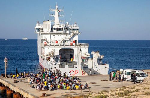 Người di cư tập trung tại cầu cảng trên đảo Lampedusa (Italia). Ảnh Bộ Nội vụ Italia