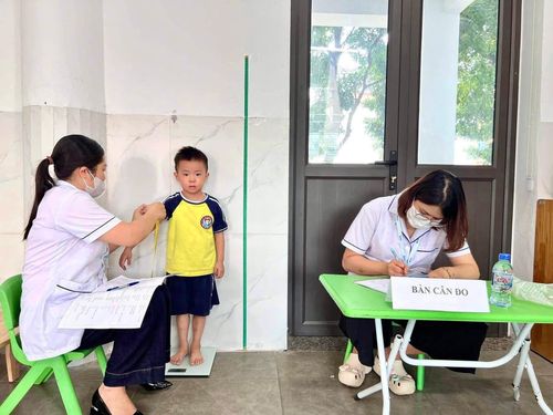 Đối với trẻ em dưới 6 tuổi, nội dung khám tập trung vào các dấu hiệu sinh tồn, tình trạng dinh dưỡng, sự phát triển tinh thần, vận động và tình trạng tiêm chủng; thăm khám toàn thân và các chuyên khoa như da, đầu - cổ, mắt, tai mũi họng, răng miệng, hô hấp, tim mạch, bụng, cơ quan sinh dục, cơ xương khớp, thần kinh; đồng thời phát hiện nguy cơ tự kỷ. Ảnh: PV
