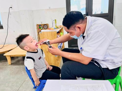 Trong đợt khám sức khỏe này được đẩy mạnh số hóa dữ liệu sức khỏe, tăng hiệu quả nhờ sự phối hợp theo dõi. Các cơ sở giáo dục có trách nhiệm rà soát, lập danh sách trẻ em, học sinh theo từng cơ sở, nhóm tuổi, có số định danh điện tử cá nhân hoặc VNeID; đồng thời khai thác tiền sử khám trong năm để tránh bỏ sót hoặc trùng lặp đối tượng. Ảnh: PV