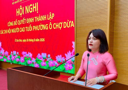 Chủ tịch Ủy ban MTTQ Việt Nam phường Ô Chợ Dừa Đào Thị Minh Hiền phát biểu tại hội nghị. Ảnh: Võ Giang
