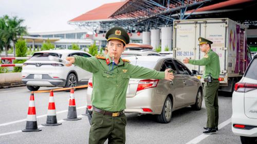 Cảng phối hợp chặt chẽ với Công an cửa khẩu Cảng HKQT Nội Bài điều tiết khoa học các luồng phương tiện tiếp cận nhà ga. Ảnh: Phan Công.