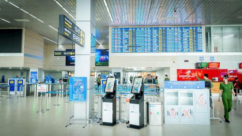 Cảng HKQT Nội Bài khuyến khích hành khuyến khích chủ động check-in online, sử dụng tài khoản định danh VNeID hoặc kiosk check-in, kiosk sinh trắc học. Ảnh: Phan Công.