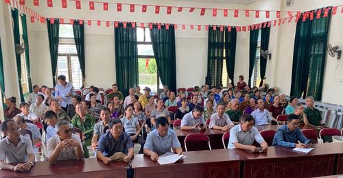 Sau hơn một tuần triển khai tại 5 thôn điểm, mô hình "Bình dân học vụ số lưu động" đã thu hút khoảng 800 người tham gia. Ảnh: Trang Nhung