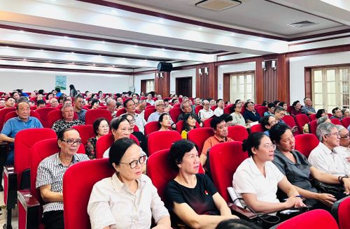 Các đại biểu tham dự tập huấn công tác chuyển đổi số cho cán bộ cơ sở, thành viên Tổ chuyển đổi số cộng đồng trên địa bàn phường Kim Liên tại hội nghị. Ảnh: PV
