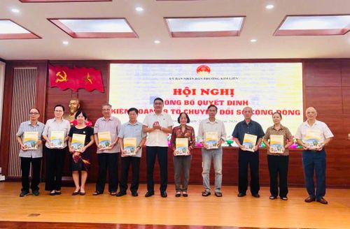 Lãnh đạo phường Kim Liên trao quyết định kiện toàn 29 Tổ chuyển đổi số cộng đồng. Ảnh: PV