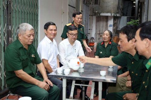 Bà Cao Thị Ngát (giữa) xúc động trước sự quan tâm của các cấp, các ngành. Ảnh: Thái Phương