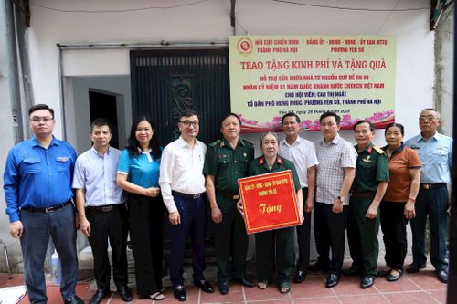 Đại diện Hội Cựu chiến binh thành phố Hà Nội; Đảng ủy, HĐND, UBND, Ủy ban MTTQ Việt Nam và Hội Cựu chiến binh phường Yên Sở tổ chức trao kinh phí hỗ trợ sửa chữa nhà ở cho hội viên cựu chiến binh. Ảnh: Thái Phương
