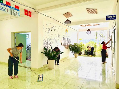 Từ hành lang, lớp học đến từng góc nhỏ, công tác vệ sinh, chỉnh trang được thực hiện kỹ lưỡng trước ngày đón học sinh. Ảnh: Đỗ Duẩn