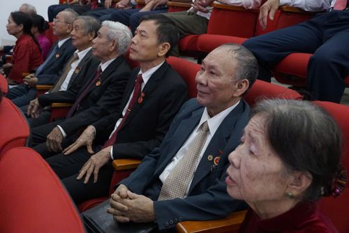 Các đảng viên và đại biểu tham dự lễ trao trặng. Ảnh: PV