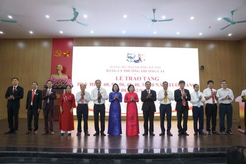 Huy hiệu Đảng là phần thưởng cao quý của các đảng viên. Ảnh: PV