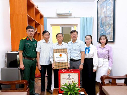 Đoàn đã trao tặng phần quà của thành phố và phường cho ông Nguyễn Văn Thắng. Ảnh: PV