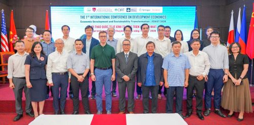 Các đại biểu chụp hình lưu niệm tại hội thảo. Ảnh: ND