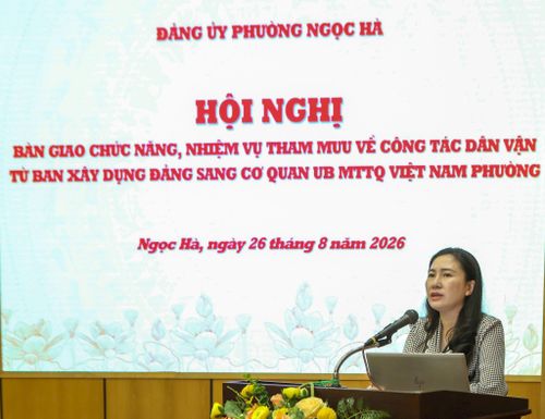 Bí thư Đảng ủy phường Ngọc Hà Đỗ Thị Lan Hương phát biểu tại hội nghị. Ảnh: Duy Khánh