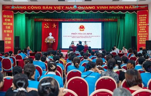 Phiên tòa giả định thu hút đông đảo cán bộ, hội viên phụ nữ và thanh, thiếu niên và nhi đồng tham gia. Ảnh: Vân Thư