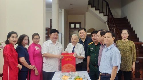 Chủ tịch UBND phường Tây Hồ Nguyễn Thanh Tịnh thăm, tặng quà gia đình ông Nguyễn Đàn - người hoạt động kháng chiến bị địch bắt tù đày. Ảnh: PV