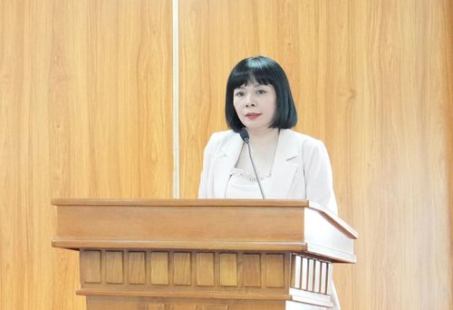 Phó Bí thư Thường trực Đảng ủy phường Trần Thị Nga phát biểu tại hội nghị. Ảnh: Hồng Thái