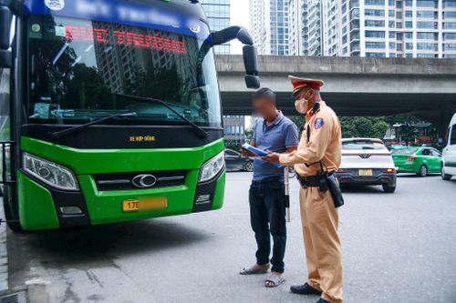 Cảnh sát giao thông Hà Nội ra quân cùng cả nước. Ảnh: Đức Tuấn