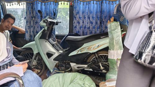 Trường hợp vi phạm mang cả xe máy lên khoang chở khách. Ảnh: Đức Tuấn