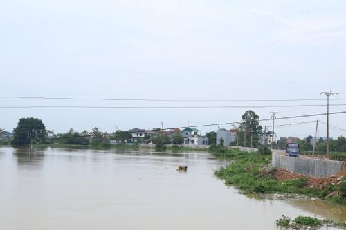 Lũ sông Bùi tiếp tục rút nhưng rất chậm. Ảnh: Bảo Châu
