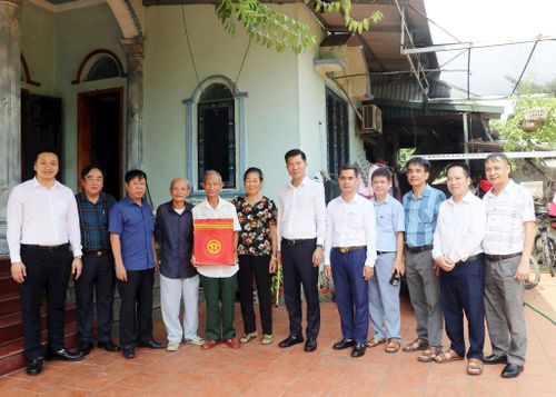 Xã Trần Phú trao quà tại gia đình người có công với cách mạng. Ảnh: PV