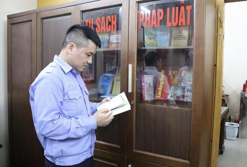 Công nhân lao động đọc sách sau giờ làm việc. Ảnh: M.Quý