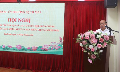 Chánh Văn phòng Đảng ủy phường Bạch Mai Phan Bá Tường công bố các quyết định. Ảnh: PV