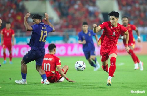 Bước sang hiệp 2, Thái Lan tiếp tục đẩy cao đội hình và được hưởng quả phạt đền nhưng cầu thủ đội bạn thực hiện không thành công. Ảnh: Ngọc Tú