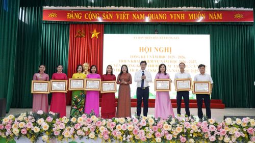 Các tập thể, cá nhân được khen thưởng tại hội nghị tổng kết năm học 2025 - 2026. Ảnh: Đức Hiển