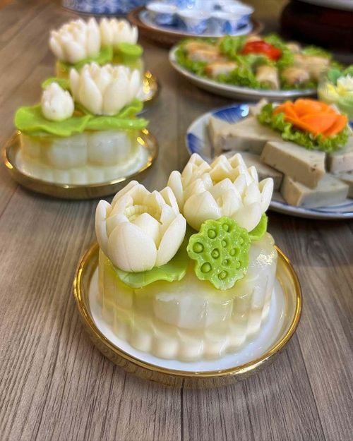 Thạch rau câu tạo hình hoa sen, đài sen và lá sen, giúp mâm cỗ chay Rằm tháng 7 thêm màu sắc.