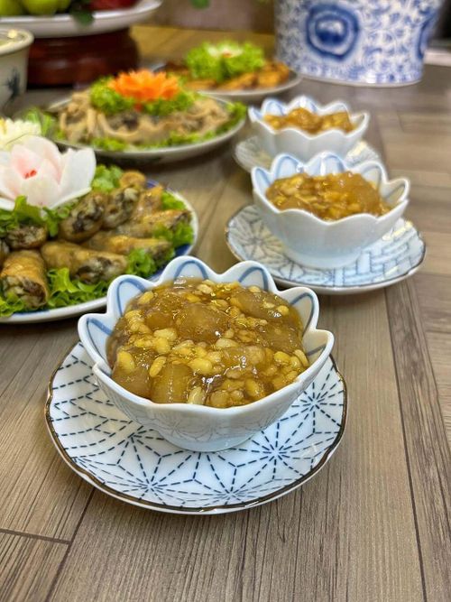 Theo Thu Hương, dù mâm cỗ được chăm chút về hình thức, điều chị muốn gửi gắm nhất vẫn là chữ hiếu. "Ai còn cha mẹ, xin hãy yêu thương khi còn có thể. Ai đã mất cha mẹ, xin giữ Người lại trong tim bằng tất cả lòng biết ơn", chị nói.