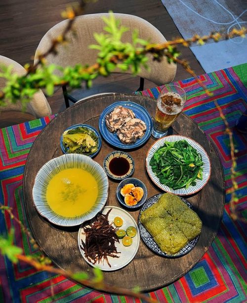 Trước khi nấu, chị thường tính khá kỹ xem món nào có thể làm cùng lúc, nguyên liệu nào có thể tận dụng cho nhiều món. Trong lúc ninh canh, chị tranh thủ hấp rau củ. Với các loại rau củ đã sơ chế, phần nguyên liệu còn lại có thể được tận dụng cho món xào hoặc một món khác.