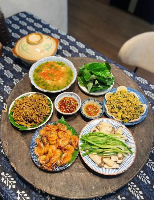 “Quan trọng nhất là sơ chế đầy đủ ngay từ đầu. Khi đã bắt tay vào nấu thì chỉ tập trung nấu, không phải vừa làm vừa nhớ xem còn thiếu nguyên liệu hay chưa chuẩn bị món nào”, chị nói. Nhờ vậy, dù làm nhiều món, chị vẫn chủ động được thời gian thay vì đến sát giờ ăn hoặc giờ cúng mới rơi vào cảnh cuống cuồng trong bếp.