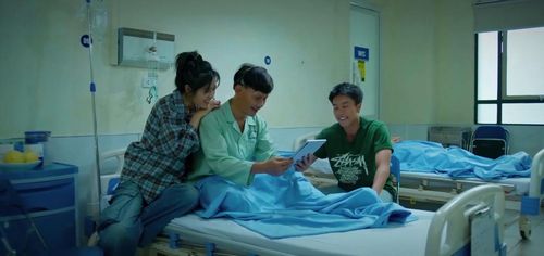 Bố và chị của Phương xem Phương biểu diễn qua thiết bị điện tử. Ảnh VTV