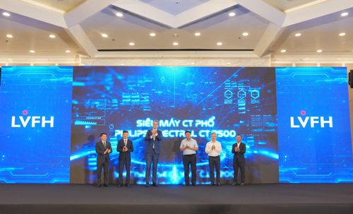 Thứ trưởng Bộ Y tế Đỗ Xuân Tuyên, GS.TS Phạm Minh Thông cùng các đại biểu khai trương hệ thống siêu máy CT phổ 512 lát cắt.