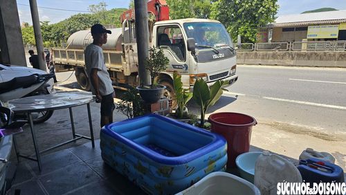 Các vật dụng được người dân đặt trước nhà để chờ xe bồn tiếp nước. Ảnh: H.D.