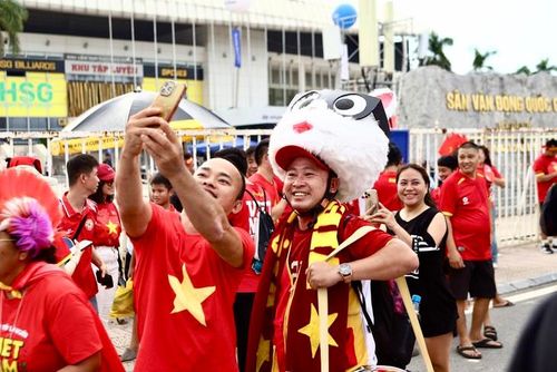 Dù vẫn cao hơn giá gốc, nhiều người hâm mộ cho biết giá vé đã hạ nhiệt từ chiều 26/8. (Ảnh Thành Long)