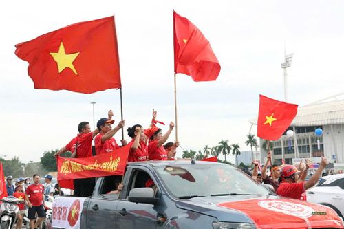 Cờ đỏ sao vàng tung bay trên đoàn xe cổ động bên ngoài sân Mỹ Đình. Ảnh: T.Anh