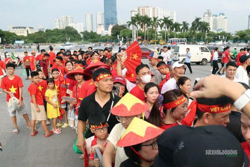 Dòng người trong sắc áo đỏ nối dài trước khu vực kiểm soát vào sân. Ảnh: T.Anh