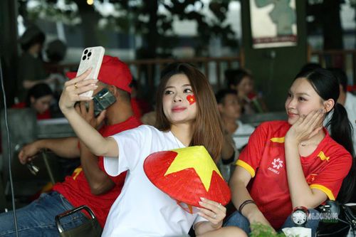 Lưu lại khoảnh khắc trong sắc đỏ sao vàng. Ảnh: T.Anh