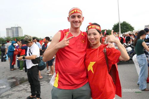 Cổ động viên nước ngoài hòa mình cùng người hâm mộ Việt Nam. Ảnh: T.Anh