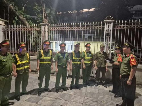 Công an phường Bạch Mai ứng trực bảo đảm an toàn trận chung kết bóng đá giữa Việt Nam - Thái Lan