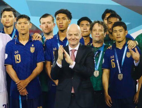 Chủ tịch FIFA Gianni Infantino chúc mừng Thái Lan giành á quân, phía sau là những gương mặt buồn của chủ nhân tấm huy chương bạc