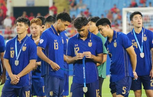Nhiều cầu thủ Thái Lan cởi bỏ huy chương bạc ngay sau khi rời bục trao giải
