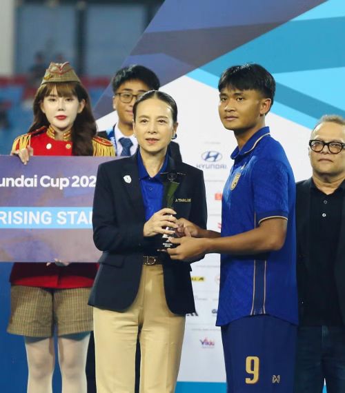 Yotsakorn Burapha (9) lên bục nhận giải Cầu thủ trẻ triển vọng với nét mặt buồn