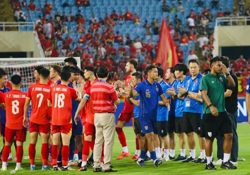 Các thành viên tuyển Thái Lan buồn bã lên bục nhận huy chương bạc