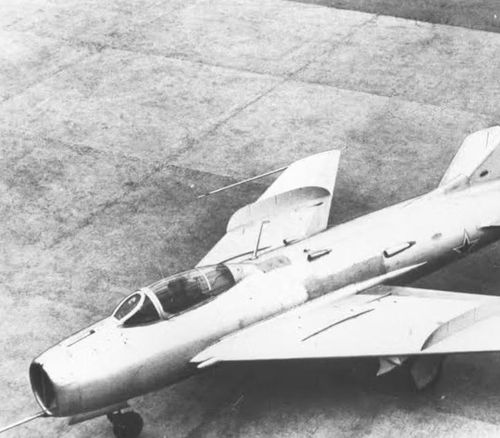 Nhưng nếu bỏ qua MiG-19, sẽ rất khó hiểu quá trình tiến hóa từ MiG-17 đến MiG-21. MiG-19 là chiếc máy bay chứng minh Liên Xô đã vượt qua một cột mốc quan trọng: từ tiêm kích phản lực cận âm sang máy bay chiến đấu siêu thanh.