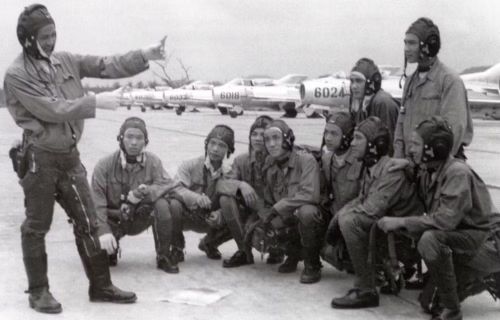 MiG-19 từng được sử dụng tại nhiều quốc gia và tham gia các cuộc xung đột trong thời kỳ Chiến tranh Lạnh. Tại Việt Nam, biến thể MiG-19 được biết đến với tên J-6 do Trung Quốc sản xuất cũng tham gia chiến đấu trong giai đoạn sau của cuộc chiến.